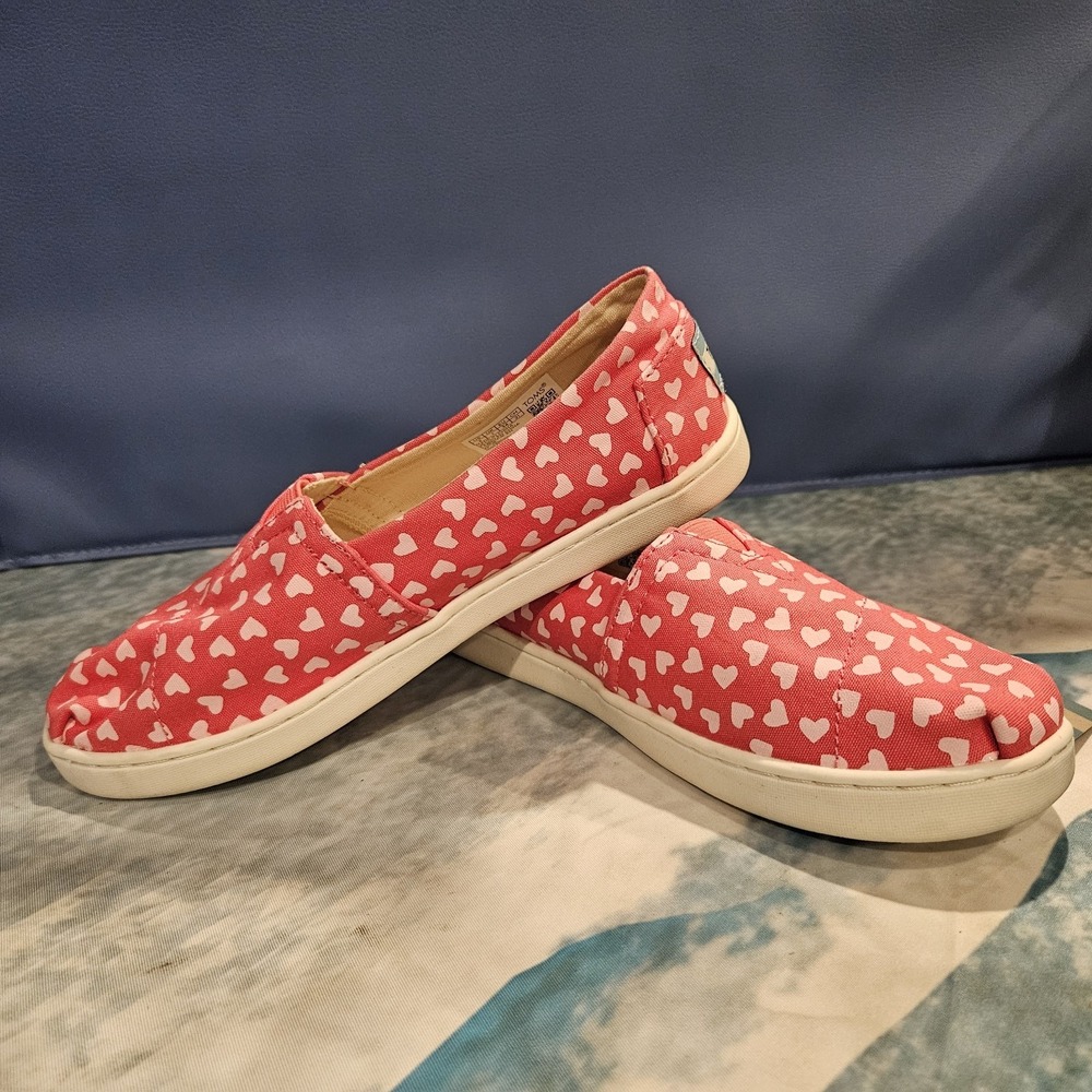 TOMS Girls Pink White Heart Print Slip On Shoes Size 4 Youth‎ NWT